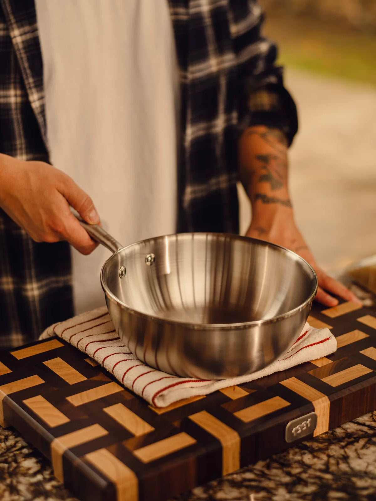 ONE POT przygotowany do gotowania, ustawiony na desce.