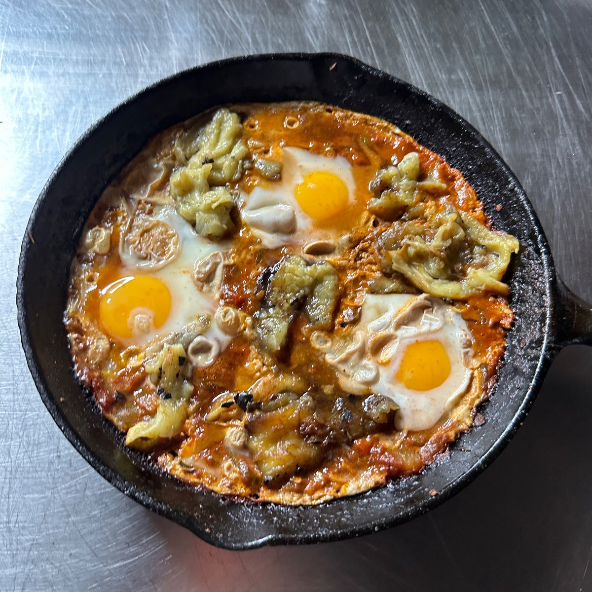Shakshuka z bakłażanem i sosem tahini